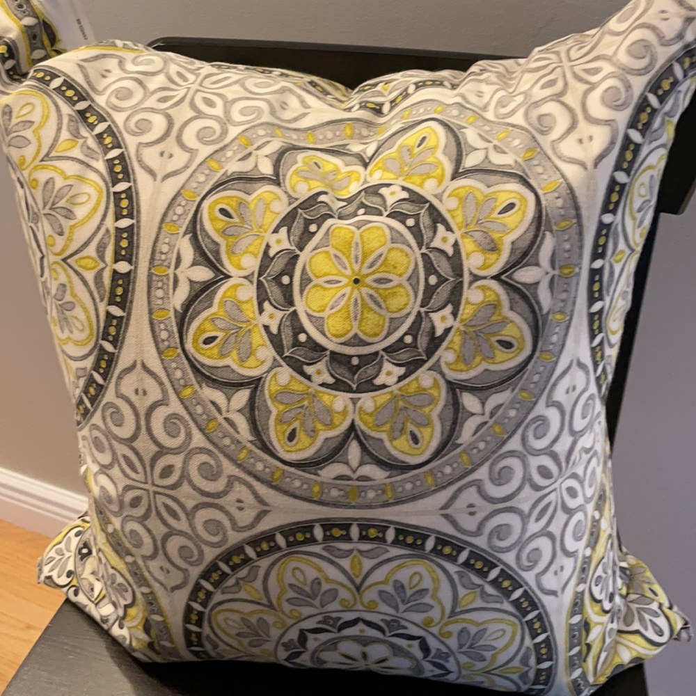 Beautiful Accent Pillow in EUC ๐ Pretty Colors of Yellow, Gray, Black & โฆ - Picture 5 of 11